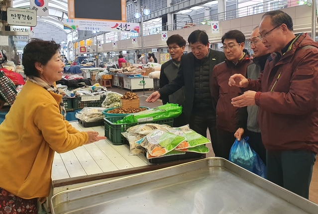 ▲ 성주군 상하수도사업소 관계자가 지난 23일 경기불황 등으로 어려움을 겪고 있는 전통시장 활성화를 위해 장보기 행사를 가졌다.ⓒ성주군