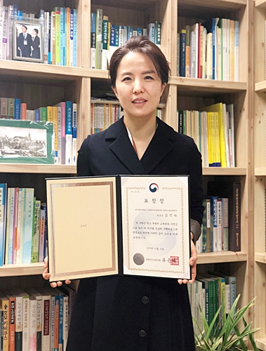 ▲ 교육부장관 표창장을 수여받은 김진숙 교수.ⓒ대구한의대