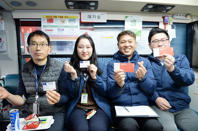 ▲ 대성에너지가 지역의 혈액 수급에 힘을 보태기 위한 헌혈 행사를 진행한 가운데 이날 행사에 참여한 임직원들이 헌혈증서와 영화티켓을 들고 기념촬영을 하고 있다.ⓒ대성에너지