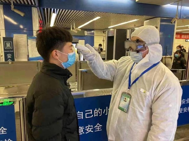 ▲ 중국내 우한폐렴이 대확산하고 있는 가운데 베이징시가 지하철 탑승자 전원을 대상으로 체온 측정을 실시하고 있다. 베이징시는 마스크를 착용하지 않으면 지하철 이용을 금지하고 있다.ⓒ연합뉴스