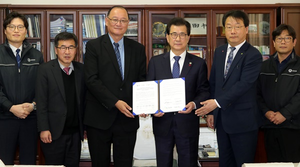 ▲ 28일 충북도와 청주시, 충북경제자유구역청은 도청 도지사실에서 (유)아르젠터보와 오송바이오폴리스지구로의 지사 및 공장 확장 이전을 위한 투자협약식을 열었다.ⓒ충북도