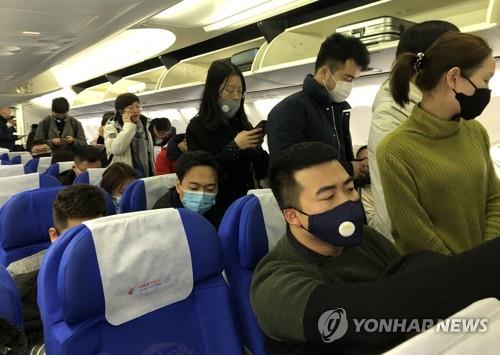 ▲ 우한으로 향하는 항공기에 탄 승객들이 신종 코로나바이러스 감염을 막고자 마스크를 쓰고 있다. ⓒ연합뉴스