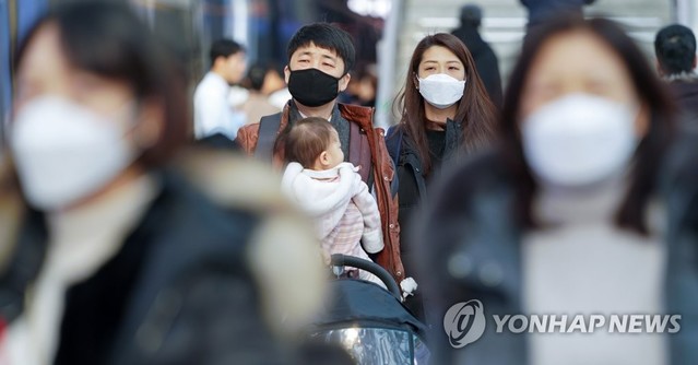 ▲ 국내 신종 코로나바이러스 감염증 확진 환자가 발생한 가운데 서울역에서 마스크를 쓴 가족이 열차 플랫폼으로 이동하고 있다. ⓒ연합뉴스