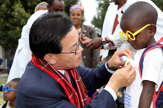 ▲ 백선기 칠곡군수가 2017년 11월 에티오피아 디겔루나 티조지역을 방문해 현지 초등학생을 격려하고 있다.ⓒ칠곡군