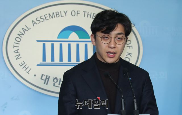 ▲ '미투(metoo)' 논란 의혹이 제기된 더불어민주당 2번째 영입인재인 원종건 씨가 28일 오전 국회 정론관에서 기자회견을 갖고 영입인재 자격을 자진 반납 의사를 밝히고 있다. 
ⓒ이종현 기자