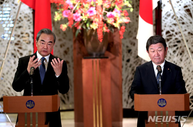 ▲ 지난해 11월 일본 도쿄에서 열린 일중외교장관 회담 당시 왕이 중국 외교부장과 모테기 도씨미쓰 일본 외무상. ⓒ뉴시스 AP. 무단전재 및 재배포 금지.