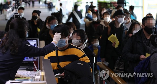 ▲ '우한 폐렴' 공포가 확산하는 가운데 28일 인천국제공항에서 상해발 항공기 탑승객들이 발열검사를 받고 있다. ⓒ연합뉴스