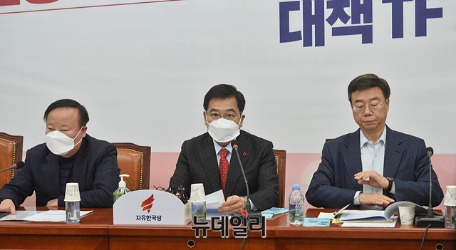 ▲ 심재철 자유한국당 원내대표가 28일 오후 국회에서 열린 '한국당 신종 코로나바이러스 감염증 대책TF 회의'에서 마스크를 착용하고 발언을 하고 있다.
ⓒ박성원 기자