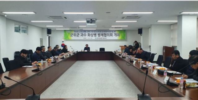 ▲ 군위농업기술센터는 ‘과수화상병’의 발생 및 확산 예방을 위해 사과·배 재배 농가를 대상으로 사전방제용 약제를 무상 공급할 예정이다.ⓒ군위군