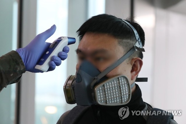 ▲ 신종 코로나바이러스 감염증인 '우한 폐렴' 공포가 확산하는 가운데 28일 부산 강서구 김해공항 입국장에서 중국발 항공기에서 내린 한 중국인 승객이 방독면을 착용하고 발열 검사를 받고 있다.ⓒ연합뉴스