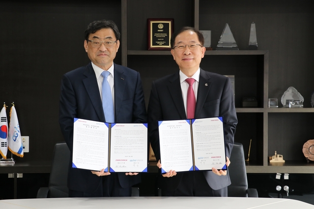 ▲ 국양 DGIST 총장(오른쪽)과 김무환 POSTECH 총장(왼쪽)이 업무협약식 후 기념촬영을 하고 있다.ⓒDGIST