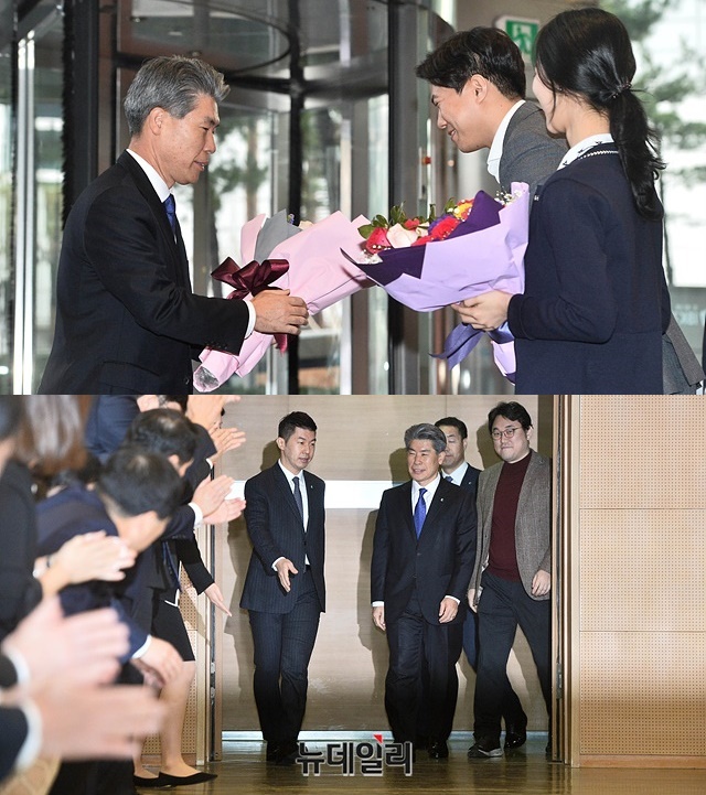 ▲ 신임 윤종원 기업은행장이 29일 오전 서울 중구 을지로 기업은행 본점에서 열린 취임식에 참석해 임직원들의 환영을 받고 있다. ⓒ뉴데일리 박성원 기자