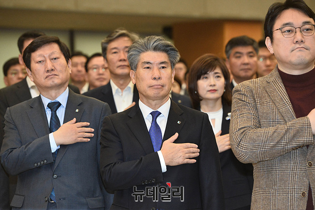 ▲ 신임 윤종원 기업은행장(가운데)이 29일 오전 서울 중구 을지로 기업은행 본점에서 열린 취임식에서 임직원들과 국민의례를 하고 있다. ⓒ뉴데일리 박성원 기자