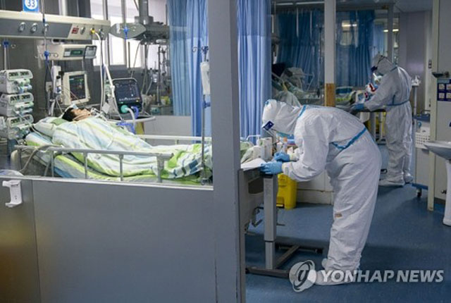 ▲ 우한폐렴 환자를 치료 중인 의료진. ⓒ연합뉴스. 무단전재 및 재배포 금지.