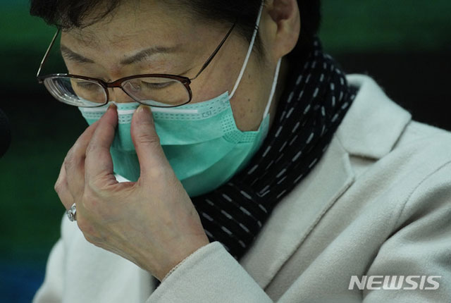 ▲ 캐리 람 행정장관이 28일 기자회견 때 마스크를 쓰고 나온 모습. ⓒ뉴시스. 무단전재 및 재배포 금지.