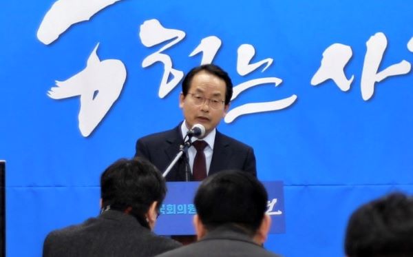 ▲ 더불어민주당 강준현 세종시선거구 국회의원 예비후보가 29일 세종시 대평동 소재 자신의 선거사무소에서 기자회견을 열어 교통·편익을 중점으로 정책을 발표하고 있다.ⓒ강준현 세종시선거구 국회의원 예비후보 사무소