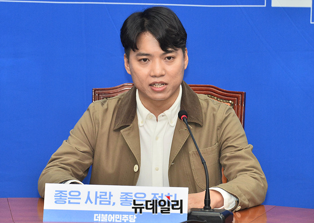 ▲ 더불어민주당 14호 영입인재로 임명된 청년창업가 조동인 씨가 28일 오전 국회에서 열린 민주당 영입인재 발표 행사에서 발언을 하고 있다.
ⓒ권창회 기자