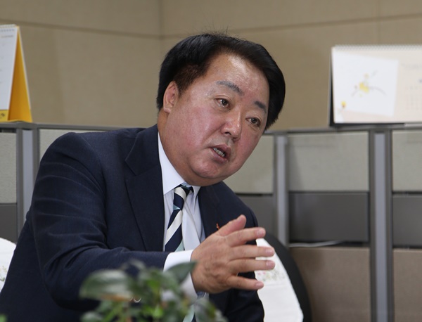 ▲ 한범덕 청주시장이 29일 시청 기자실을 찾아 중국 ‘우한 폐렴’과 관련한 예방대책을 설명하고 있다.ⓒ청주시