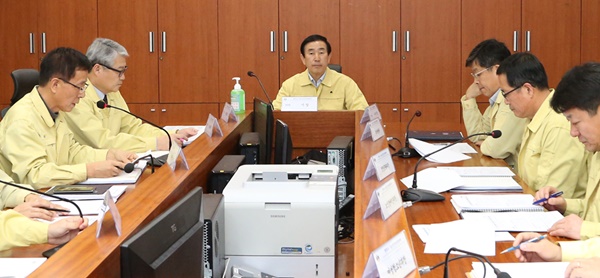 ▲ 조길형 충주시장이 중국 우한 폐렴관 관련한 간부 회의를 주재하고 있다.ⓒ충주시