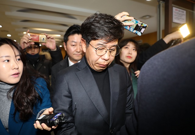 ▲ 백원우 전 청와대 민정비서관이 지난달 3일 오전 서울 서초구 서울성모장례식장에 마련된 전 청와대 민정비서관실 특별감찰반 수사관의 빈소 조문 후 장례식장을 나서고 있다. ⓒ뉴시스