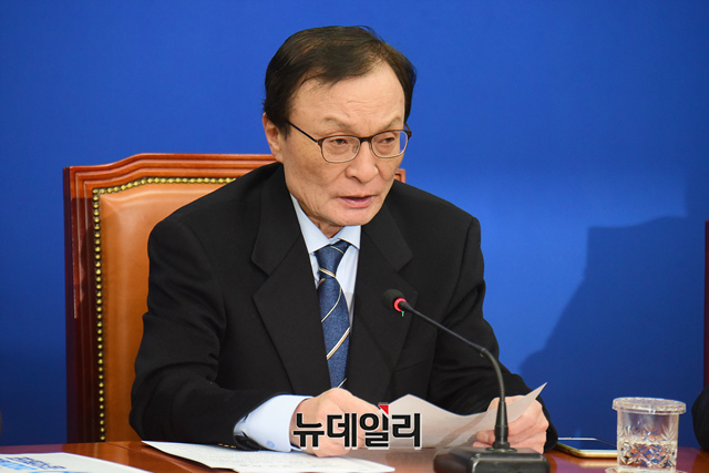 ▲ 이해찬 더불민주당 대표가 29일 국회에서 열린 2020총선 공약발표에서 3호 총선 공약으로 청년·신혼 맞춤형 도시 조성 등을 통한 주택 10만호 공급을 발표한 후 모두발언을 하고 있다. ⓒ이종현 기자