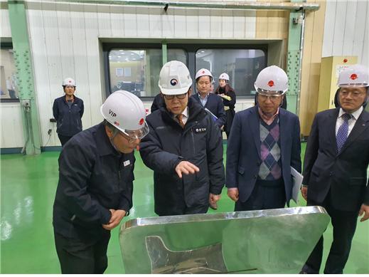 ▲ 조명래 환경부장관이 29일 난방공사 충북 청주지사를 방문, 초미세먼지 저감 상황 등을 점검했다.ⓒ금강유연환경청