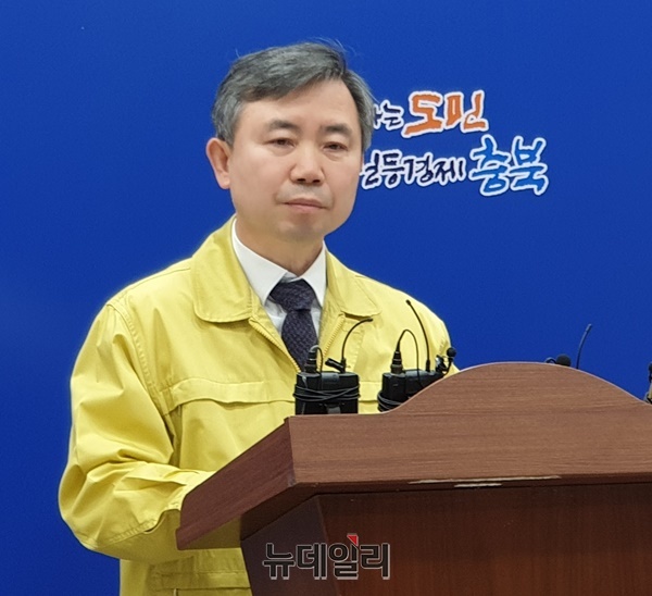 ▲ 김장회 충북도행정부지사가 29일 도청 브리핑룸에서 충북 진천으로의 우한 교민 분산 배치 결정과 관련한 기자회견 도중 불쾌한 표정을 짓고 있다.ⓒ박근주 기자