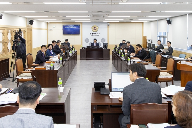 ▲ 경북도의회 원자력대책특별위원회(위원장 박승직)는 29일 제5차 원자력대책특별위원회를 열고 동해안전략산업국으로부터 원자력과 관련한 주요업무를 보고받았다.ⓒ경북도의회