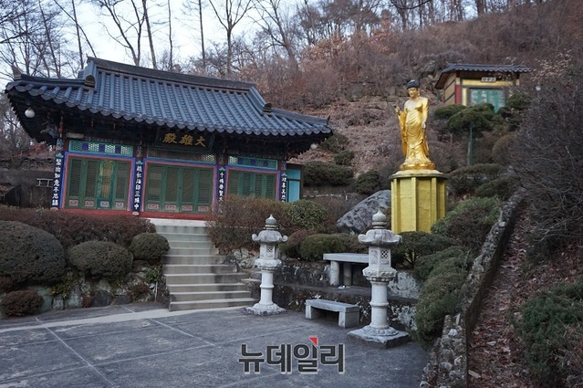 ▲ 대전 보문산 입구의 조계종 사찰인 송학사. 아담한 사찰에는대웅전에 불상이 안치돼 있다. ⓒ김정원 기자