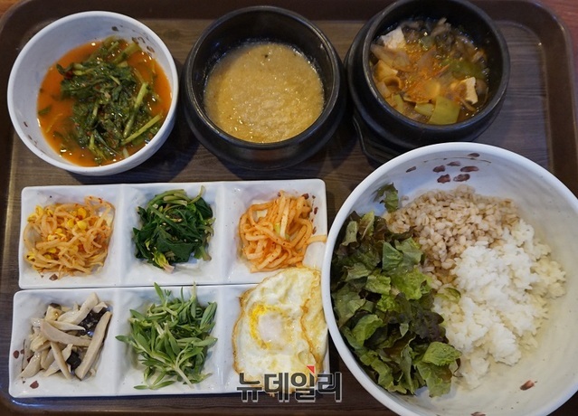 ▲ 대전 보문산 트레킹을 마친 뒤 저렴한 가격으로 먹을 수 있는 보리밥.ⓒ김정원 기자