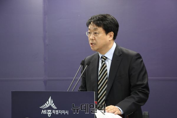 ▲ 고성진 세종시 건설교통국장은 30일 정례브리핑을 통해 “세종시가 올해 상반기 두 차례에 걸쳐 버스노선 개편을 추진키로 했다”고 밝히고 있다.ⓒ김동식 기자