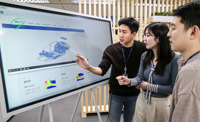 ▲ 현대제철 직원들이 최근 오픈한 ‘H-SOLUTION’ 홈페이지를 보며 회의를 하고 있다.ⓒ현대제철