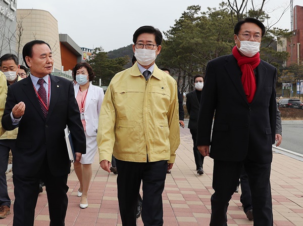 ▲ 양승조 충남도지사가 29일 공주의료원을 방문해 의료 시설을 점검하고 있다.ⓒ충남도