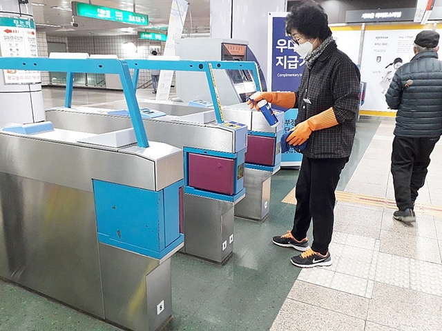 ▲ 대구도시철도공사가 사용된 승차권은 전량 소독 후 재사용하며 에스컬레이터 손잡이와 개집표기 등 고객 접점 시설에 대해선 일일 2회 소독에서 4회로, 전동차 소독은 주3일에서 매일 시행해 방역·소독을 강화하기로 했다.ⓒ대구시