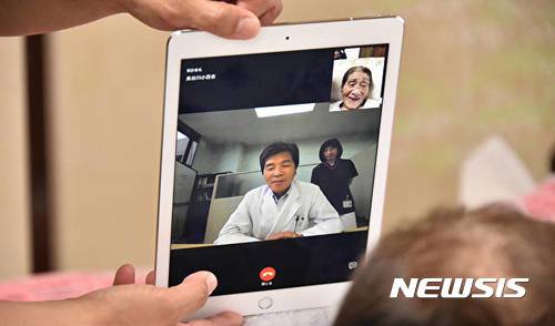 ▲ 일본에서 시행 중인 원격의료 서비스. 환자가 스마트폰을 통해 진료받고 있는 모습. ⓒ뉴시스