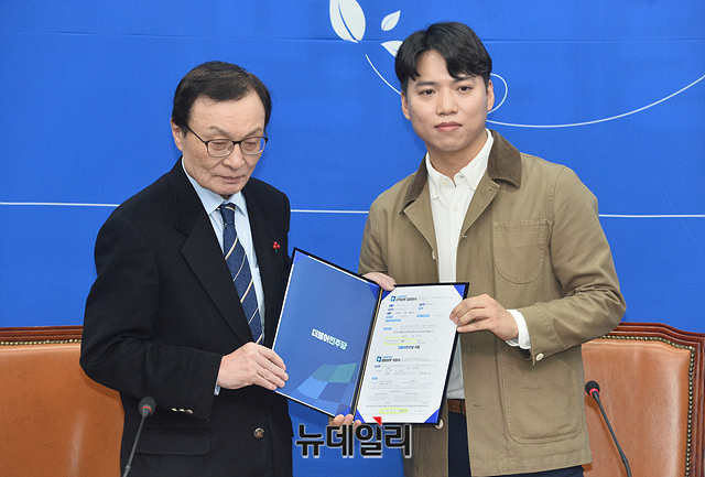 ▲ 더불어민주당 14호 영입인재로 임명된 청년창업가 조동인 씨가 28일 오전 국회에서 열린 민주당 영입인재 발표 행사에서 이해찬 대표에게 입당원서를 전달하고 기념촬영을 하고 있다.
ⓒ권창회 기자