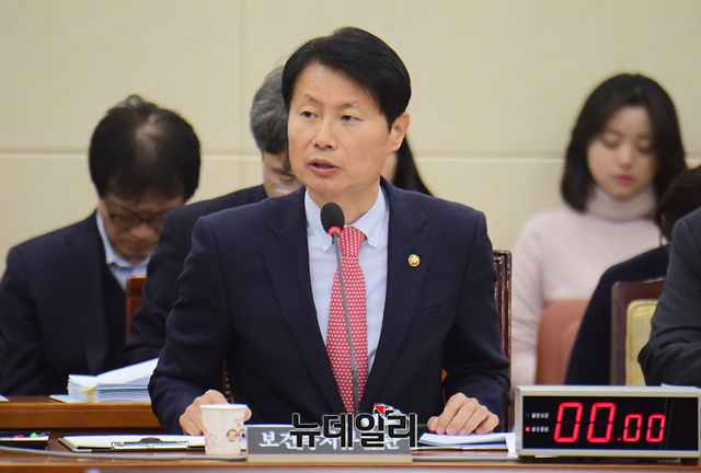 ▲ 김강립 보건복지부 차관이 30일 오전 국회에서 열린 보건복지위원회 전체회의에 참석해 중국 우한 폐렴 관련 의원들의 질문에 답하고 있다. ⓒ이종현 기자