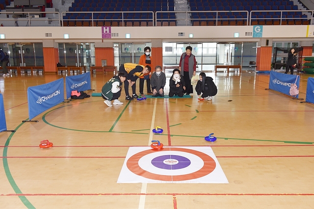 ▲ 프로그램에 참여한 지역 어르신들이 컬링 체험을 하고 있다.ⓒ대구한의대