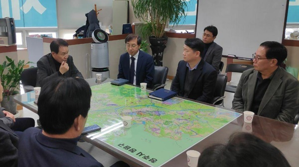 ▲ 국회 변재일 의원(더불어민주당·청주청원)과 지역 주민들이 김종률 금강유역환경청장으로부터 이에스지청원의 쓰레기 소각장 환경영향평가 관련 설명을 듣고 있다.ⓒ변재일 의원실