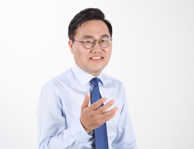 ▲ 자유한국당 대구 달서구갑 공천에 도전하는 홍석준 예비후보가 성서산업단지의 대전환과 그를 뒷받침할 세제 및 규제 완화를 1호 공약으로 내걸었다.ⓒ홍 예비후보 측