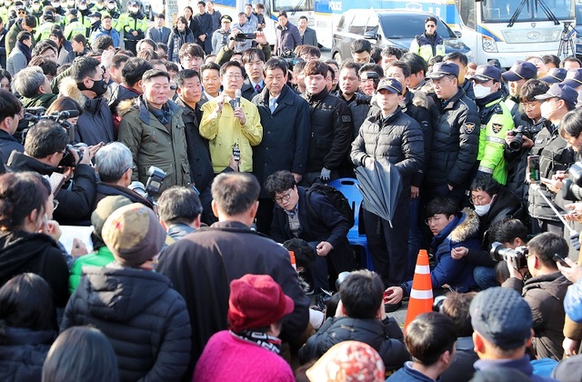 ▲ 진영 행정안정부장관과 양승조 충남도지사가 30일 정부의 우한교민 아산 격리 결정과 관련, 항의하는 현지주민들과 대화를 갖고 있다.ⓒ충남도