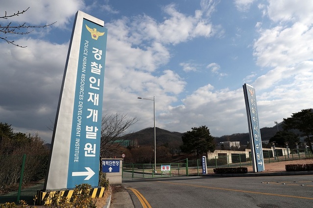 ▲ 31일 김포공항에 도착한 우한 교민들이 2주간 격리시설로 사용하게 되는 충남 아산 경찰인재개발원.ⓒ충남도