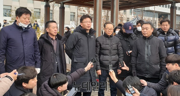 ▲ 충북 진천군 우한교민수용반대비상대책위 공동위원장들이 진천군 덕산읍 교학로 26번 도로 인근에서 긴급 기자회견을 열고 있다.(ⓒ박근주 기자