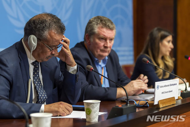 ▲ 긴급회의를 마친 뒤 기자회견을 하는 세계보건기구(WHO) 관계자들. ⓒ뉴시스. 무단전재 및 재배포 금지.
