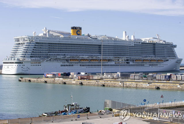 ▲ 우한폐렴 증상을 보이는 중국인 여성 관광객 때문에 승객 7000명의 발이 묶인 이탈리아 크루즈 여객선. ⓒ연합 EPA. 무단전재 및 재배포 금지.