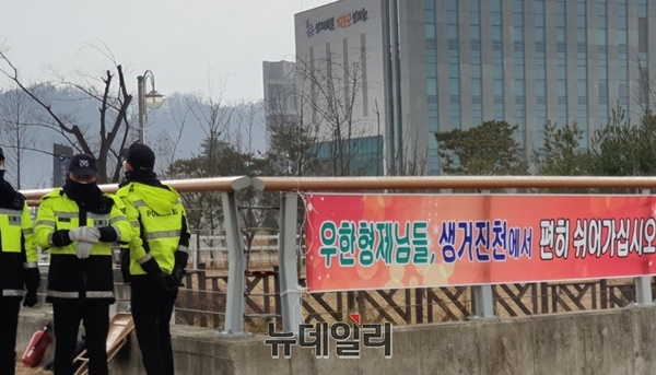 ▲ 충북 진천군민들이 31일 우한교민들이 묵게 될 국가공무원인재개발원 인근 다리 난간에 우한 교민들을 위로하는 플랙카드를 걸어놨다.ⓒ박근주 기자