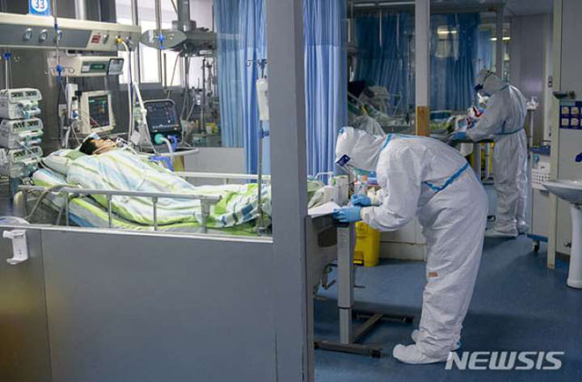 ▲ 중국에서 우한폐렴 환자를 치료 중인 모습. 전염성이 강한 질병치료에는 적지 않은 비용이 든다. ⓒ뉴시스. 무단전재 및 재배포 금지.