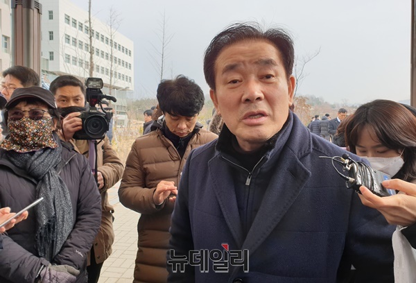 ▲ 송기섭 진천군수가 31일 진천군 덕산읍 국가공무원인재개발원 인근 도로에서 중국 우한에서 이송된 교민들과 함께 생활하겠다는 뜻을 밝히고 있다.ⓒ박근주 기자