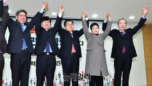 ▲ 박형준 혁신통합추진위원회 위원장, 하태경 새로운보수당 책임대표, 황교안 자유한국당 대표, 이언주 미래를향한전진4.0 대표, 장기표 국민의소리 창당 준비위원장이 31일 오후 서울 여의도 국회 의원회관에서 열린 혁신통합추진위원회 1차 대국민보고대회에서 참석자들과 함께 '정권심판, 통합 국민의 명령' 문구가 적힌 팻말을 들고 구호를 외치고 있다. ⓒ이종현 기자