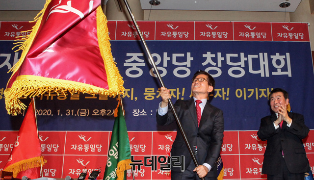 ▲ 31일 자유통일당 창당대회에서 대표로 추대된 김문수 전 경기지사가 당기를 흔들고 있다. 이날 창당대회는 보수분열이란 비난 속에서도 주최측 추산 3천여명이 참석한 가운데 개최됐다.ⓒ권창회 기자